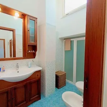 Adele Posto Tranquillo Al Centro Del Paese *