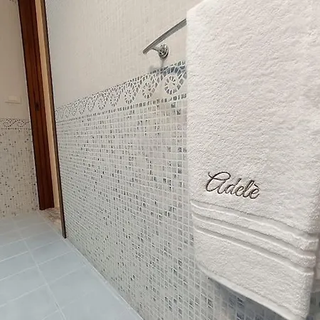 Adele Posto Tranquillo Al Centro Del Paese