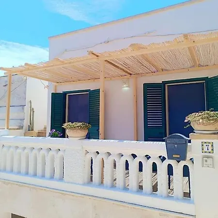 Adele Posto Tranquillo Al Centro Del Paese