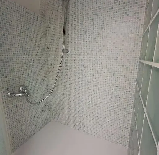 Adele Posto Tranquillo Al Centro Del Paese *