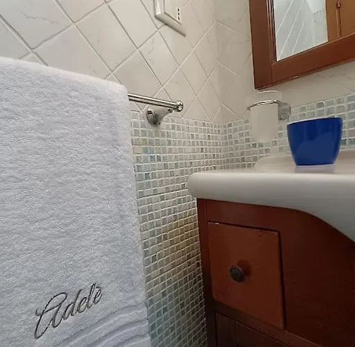 Adele Posto Tranquillo Al Centro Del Paese *